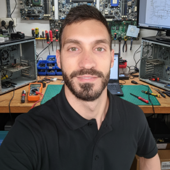 Τεχνικός υπολογιστών στο εργαστήριο επισκευών – PCakias Κορυδαλλός